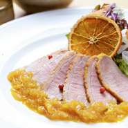 旬の素材を中心にその日仕入れた良い食材を活かしたオススメメニューを用意。当日の料理はお店でご確認ください。