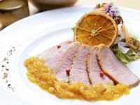旬の素材を中心にその日仕入れた良い食材を活かしたオススメメニューを用意。当日の料理はお店でご確認ください。