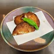 自家製で普通のぷりぷりした真丈ではなく、外はサクサク、中はフワフワの食感です。
店の一番人気商品です。