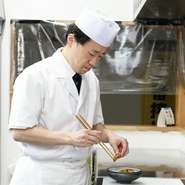 ゲストに和やかなひとときを過ごしていただけるように。忙しいなかでもなるべくお待たせしないように、かつ一品ずつ丁寧に調理。ゆったりくつろげるお店の雰囲気づくりを大切にしています。