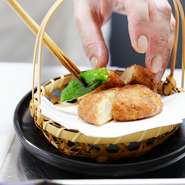 のんびりと料理とお酒を楽しめるアットホームなお店。常連の方に加え、なかには友人の紹介で訪れるゲストの姿も。和の創作料理と心落ち着ける空間は、気心知れた友人たちとの食事の席にも最適です。