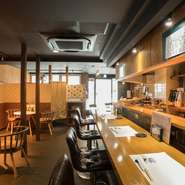 カウンター席がメインのお店です。
お一人でゆっくりと楽しむ◎
店主と話しながら楽しむ◎
他のお客様と共に楽しむ◎