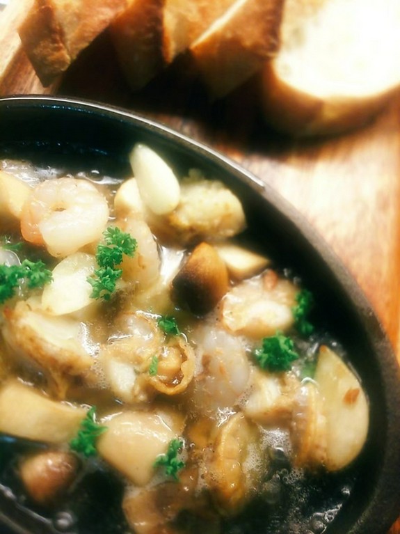 魚介とキノコのアヒージョ（バケット付き）