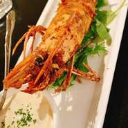 25～30cmある有頭エビを使用した逸品。他ではなかなか食べることのできない大きさの海老で、ここでしか味わえないもの。