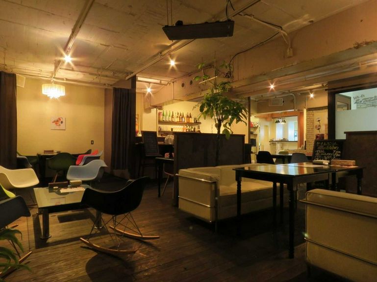 ダイニングな雰囲気の店内