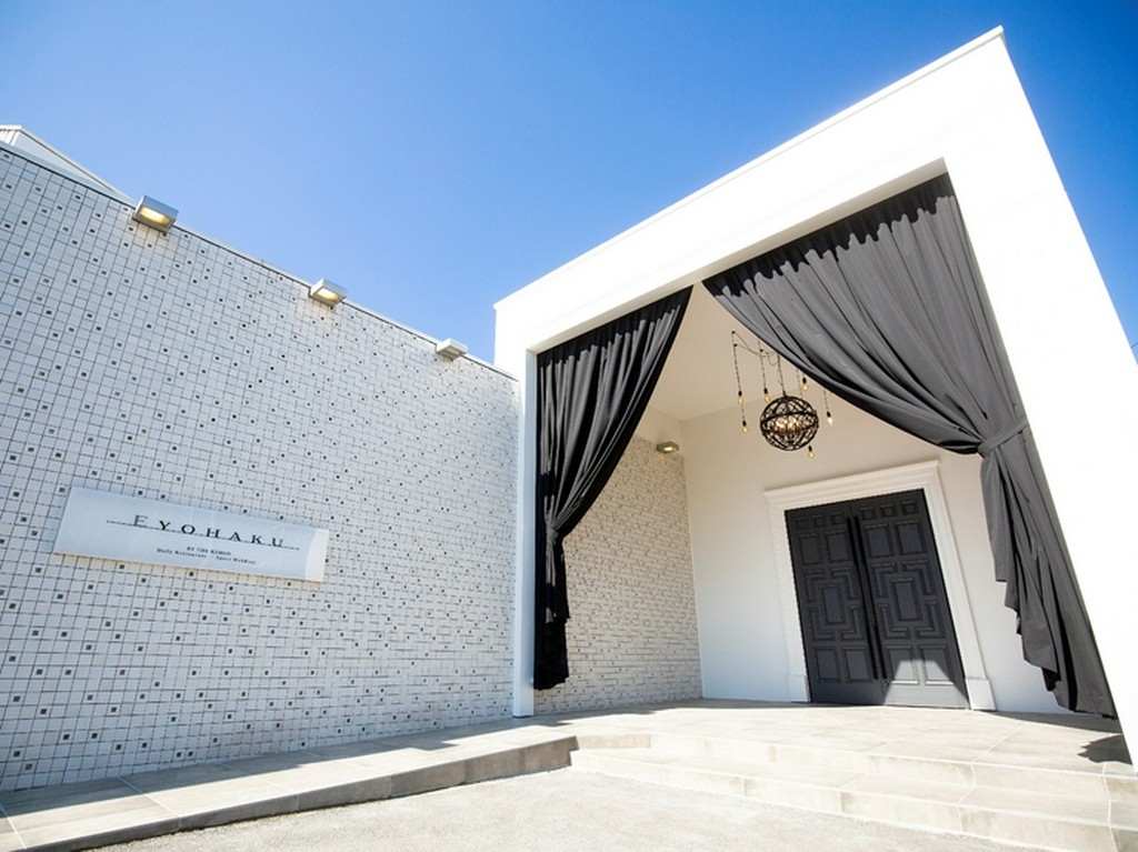 緑あふれる非日常空間でガーデンウェディングを疑似体験