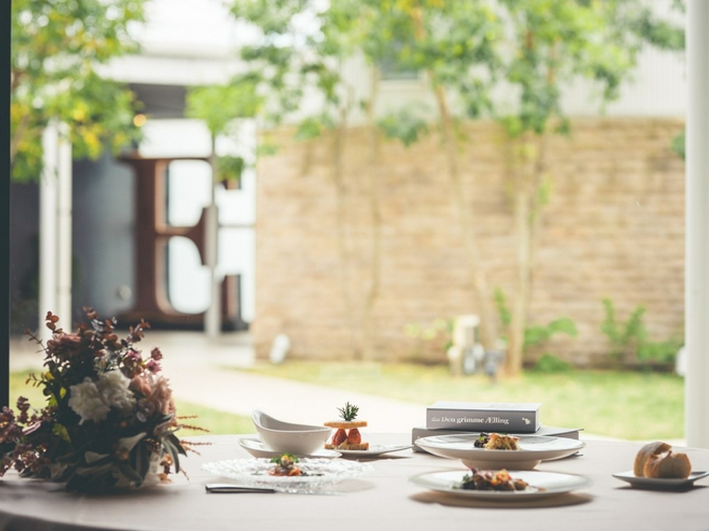 窓から差し込む日差しに包まれ、贅沢な時間を過ごす