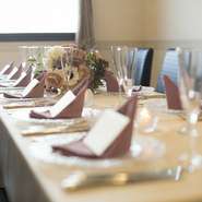 バーカウンターを備え100人規模の立食パーティにも対応できるバンケットルームに対し、VIPルームはゲストの距離が近づくアットホームな空間。親族だけの結婚報告会など、お祝いの席にぴったりです。