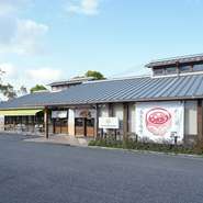 長柄ダム湖畔にある【太陽ファームキッチン&カフェ】は、緑に囲まれた自然豊かなロケーションが魅力。カフェにはテラス席があり、春は桜、初夏は新緑に癒されながら、ゆったりとした時間を過ごせます。