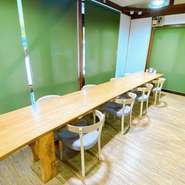 カフェの8人座れる長テーブルは女子会に人気♪駐車場が広いから乗合じゃなく、現地集合できます！キッチンメニューをテイクアウトで注文すれば、カフェメニューと一緒に楽しめちゃう♪