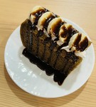 米粉のシフォンケーキに生クリームとバナナをトッピングしました。
チョコレートソースで甘いものがお好きな方に。