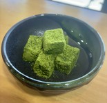 もっちりやわらかな人気のわらび餅です。
抹茶味・ほうじ茶味からお選びください。

