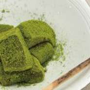 もっちりやわらかな人気の抹茶わらび餅です。

