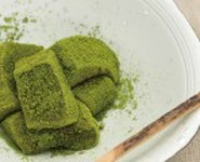 もっちりやわらかな人気の抹茶わらび餅です。