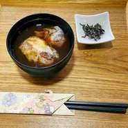 店内で手作りの昔なつかしのお汁粉です。
北海道産の小豆をことこと煮て作っています。お餅はながら太陽ファーム特製、人気のお餅です。