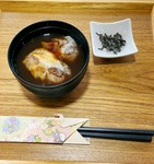 店内で手作りの昔なつかしのお汁粉です。
北海道産の小豆をことこと煮て作っています。お餅はながら太陽ファーム特製、人気のお餅です。