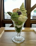 当店人気No１の抹茶パフェです。
甘さは控えめなのでひとりで食べられます