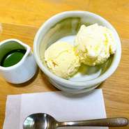 バニラのジェラートに京都産の宇治抹茶をかけてお召し上がりください。
アイスと抹茶のほろ苦さの相性が絶妙です。