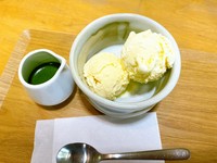 バニラのジェラートに京都産の宇治抹茶をかけてお召し上がりください。
アイスと抹茶のほろ苦さの相性が絶妙です。