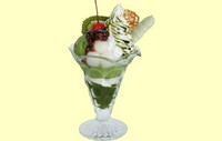 テレビやSNSでよく紹介される当店人気No1の抹茶パフェ!抹茶ブラウニーや抹茶ロールケーキ、抹茶わらび餅などのっかった、とにかく抹茶づくしの濃ゆウマい逸品!
甘さひかえめなので案外ぺろりと食べれちゃう♪