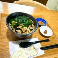 玉露の葉より作られる碾茶・北海道の昆布・日本古来からの技術で仕上げられた京あられ・風味豊かな海苔が入ったお茶漬けです。