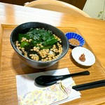 玉露の葉より作られる碾茶・北海道の昆布・日本古来からの技術で仕上げられた京あられ・風味豊かな海苔が入ったお茶漬けです。
