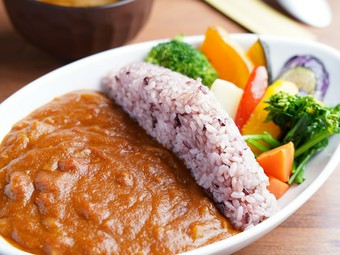 塩麹を使った『長柄ダムカレー』長柄産季節野菜のグリル添え　味噌汁付き