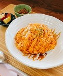 長生き味噌を使った肉みそをのせたライスにふわっとろの卵がのっかったオムライス。バルサミコ酢でいただく大人味の逸品!小鉢2個付き(テイクアウトに小鉢はつきません)
