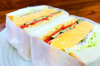 数量限定!ご予約承ります。頼んでびっくり!ボリューム満点の玉子サンド。隠し味の塩麹が全体をまとめてくれて、美味しくて食べ応えのあるサンドイッチです。