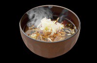 自家製「長生き味噌」と自家栽培の舞茸を使ったお味噌汁。お味噌が気に入ったら購入も可能です!