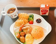 チキンライス、からあげ、ナゲット、ソーセージ、ミートボール、サラダ、ポテト、お味噌汁、ジュース、ゼリー