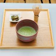 京都宇治抹茶を自分で点てて楽しめるセットです。静岡県の【お茶の丸善製茶】直伝の点て方をスタッフが丁寧に教えてくれるので、抹茶を点てたことがない人も気軽に注文できます。栗ようかん付き。