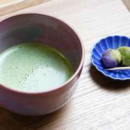 京都宇治抹茶を自分で点てて楽しめるセットです。静岡県の【お茶の丸善製茶】直伝の点て方をスタッフが丁寧に教えてくれるので、抹茶を点てたことがない人も気軽に注文できます。わらび餅など日替わりのお菓子付き。