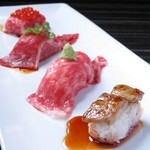 鹿児島県産黒毛和牛をはじめ、数種類の肉を使用した肉寿司。匠の技が光る極上の一貫をご堪能ください。盛り合わせもご用意しております。

各種