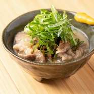 和牛のお肉を時間をかけてじっくり煮込みました。西京味噌と九条ねぎを使った京都ならではの逸品です。白味噌の土手煮込みは食べたことがない方も多いのでは？ぜひお試しください。