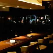 鉄板を目の前にしたカウンター席