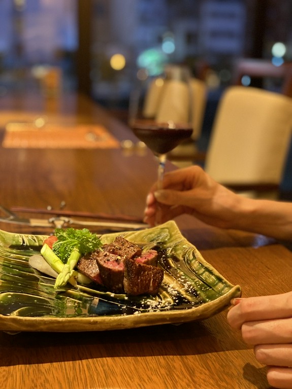 大人はカウンターがさまになる。