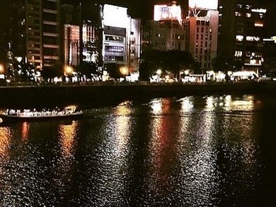 夜は中洲の夜景が距離をぐっと近づける