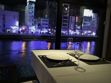 カウンター、テーブル席の個室