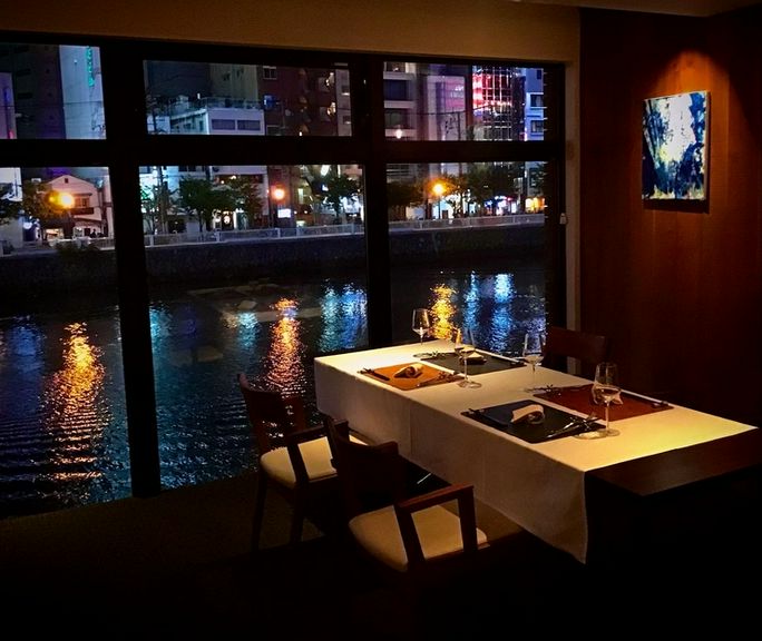 中洲の夜景を横目に大人の宴会を。