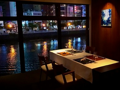 中洲の夜景を横目に大人の宴会を。