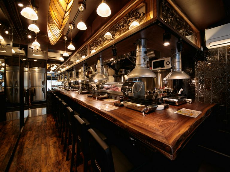 焼肉店とは思えないお洒落で明るい店内