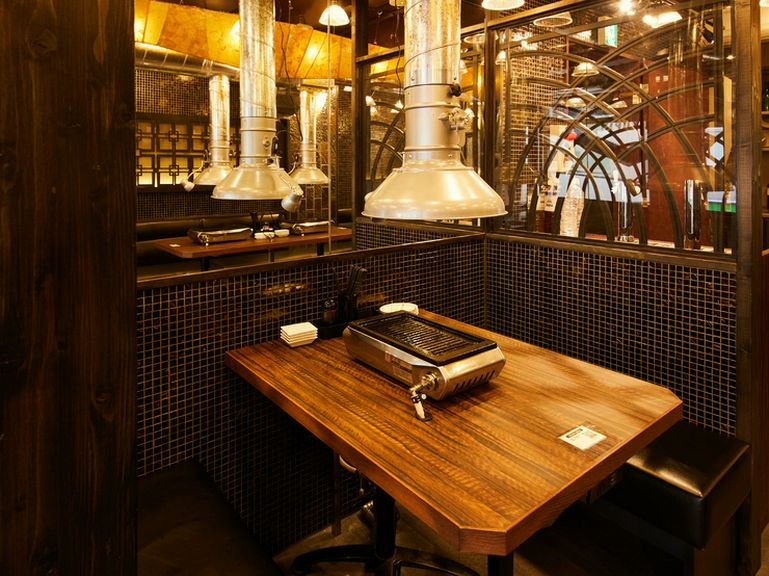 店内の空気を数分で入れ換える強力なダクトシステム