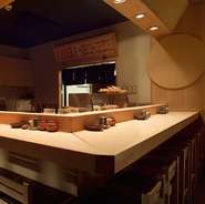 「おまかせ」は訪れる人にそっと寄り添う【鳥よし】ならではのスタイル。コース仕立てでさまざまな焼き鳥や料理を楽しみ、おもてなしの心伝えてみてはいかがでしょう。