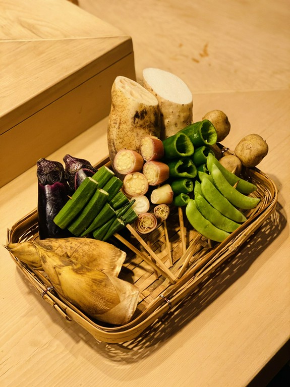 旬の走りを追いかけて市場から直接買い付ける季節野菜