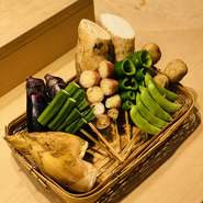 香りや旨み、ほのかな甘み、ほろ苦さなど、野菜ならではの風味を昇華させる炭火焼。茄子やアスパラ、オクラなど、炭火焼では定番のものに加えて、興味をくすぐる変わり種も登場します。