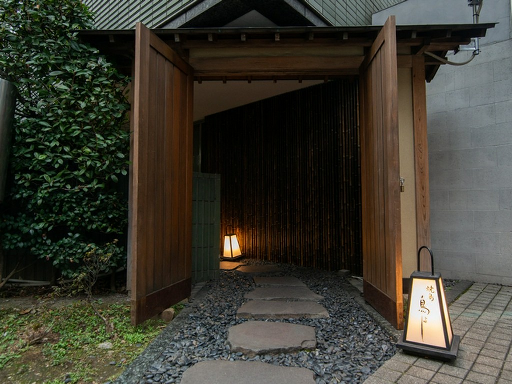 穏やかな空間で、焼き鳥と美酒を心ゆくまで味わえる店