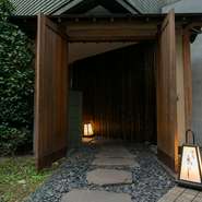 界隈には飲食店が少なく喧騒を忘れて「食」を楽しみたい方にお誂え向きな店。風格漂う木の門と【鳥よし】と書かれた行燈が目印です。地下へ続く階段を進めば、隠れ家での素敵なひと時を満喫できます。