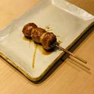 モモ肉やムネ肉をベースにさまざまな部位を独自に配合。肉を挽いてミンチにする加工も店内で行い、新鮮さをしっかりとキープしています。味付けは塩・胡椒・醤油でシンプルに。