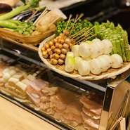 「伊達鶏」は、部位ごとに加工場から買い付けされています。加えて、新鮮さにこだわり抜き、鶏を丸ごと入手し厨房で捌いているそう。合わせて市場から直接届く旬野菜も日々吟味しているそうです。